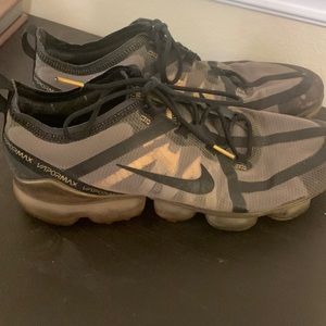 Nike Men’s Air Max Gold & Black, Size 11